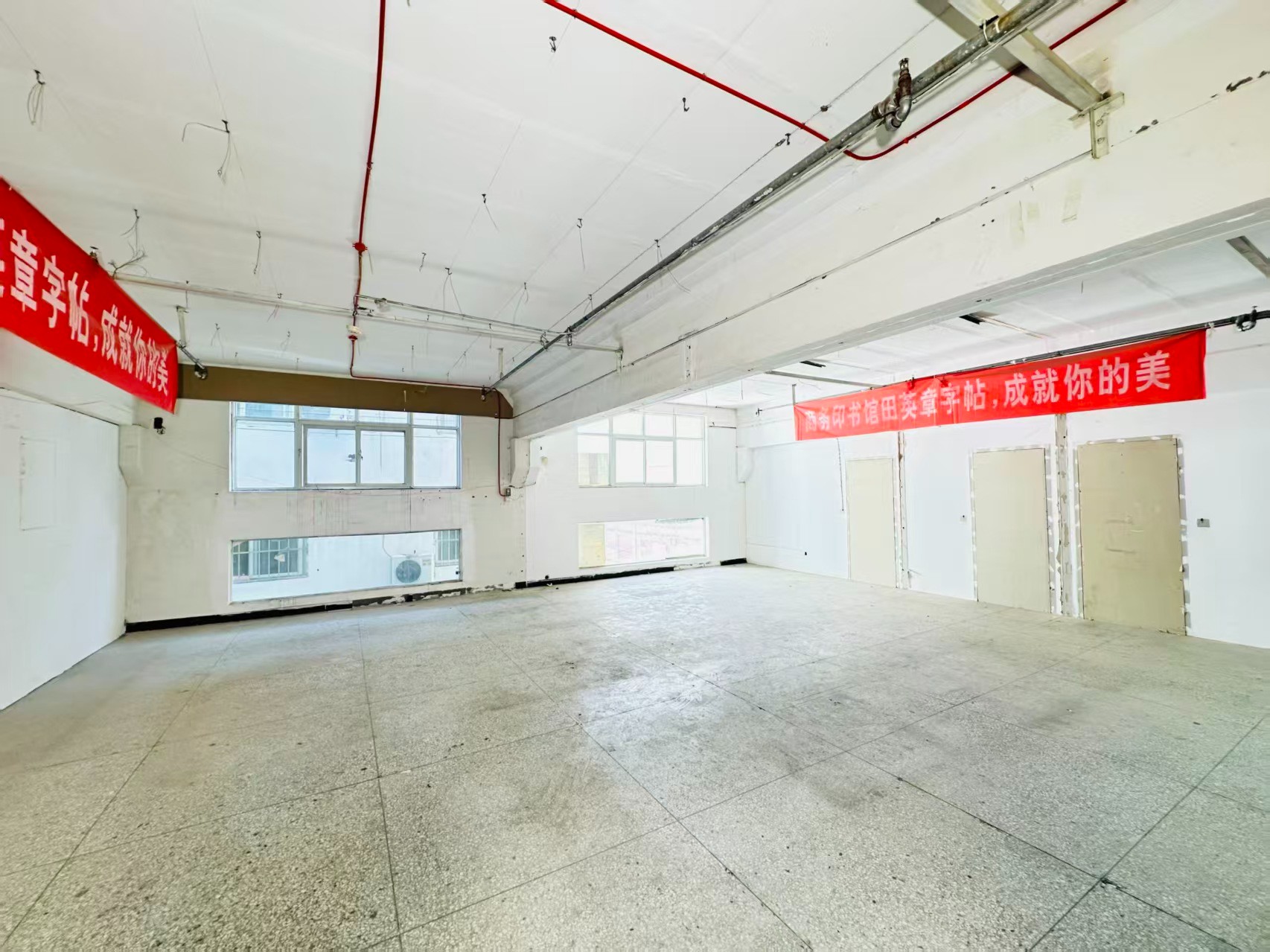 启明北路东街重点吸引人工智能应用、数字经济、电商直播、智能制造服务、软件开发、科技创新企业及创业团队入驻